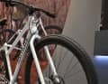 The double brake is also designed to safely stop a system weight of 140 or more kilos. The entire frame is also designed for durability and load capacity.