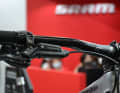 Sram zeigt auf der Messe seine neuen Stealth Bremsgriffe für Level und Code. Sieht sehr ordentlich aus mit der parallel zum Lenker verlaufenden Bremsleitung.