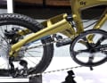 At the rear, the swing arm swings and is sprung by an elastomer.
