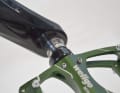A ring is attached to the crank above the holder, which is open at the top. It is easy to pull off, but does not fall off the pedal axle afterwards.