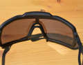 The small box at the top of the frame contains the electronics that darken the glasses automatically and at lightning speed.