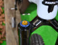 The wheels are already running smoothly. The fork can be loosened with the blue ring - the gold adjusting screw changes the rebound speed.