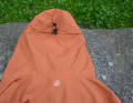 The hood is adjustable in width and the front hem is elasticated.