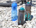 Unser Testfeld für 3 neue Trinkflaschen (von links): Quell Nomad Trinkflasche mit Filter und Fidlock Fidguard antibakterielle Fahrradflaschen.