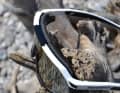 Eine Schweißbremse dichtet die Brille nach oben ab - auch gegen Sonne und Dreck.