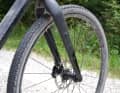 Viele Anschraubpunkte zum Gepäcktransport – wie hier an der mächtigen Carbongabel – machen das Solo zu einem Gravelbike für lange Touren.