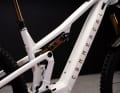 The seat tube of the Commencal T.E.M.P.O. Power is short. There is space for a bottle cage in the frame.