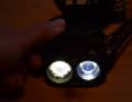 La Ledlenser H19R Signature possède 2 LED principales et une petite rouge, qui n'est toutefois pas active sur l'image.