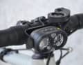 Sur le vélo, la lampe frontale est fixée à l'aide d'un simple support et d'une plaque de base avec fermeture à baïonnette.