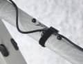 Mitgeliefert werden Klett-Bänder, mit denen man das Kabel verlegen kann am Rahmen. Es reicht bei mir locker bis die Satteltasche.