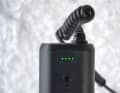 La batterie indique le niveau de charge en quatre étapes. Les connecteurs sont assez tendus.