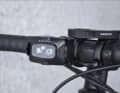 Sur le vélo, la petite Ledlenser fait une figure élancée.