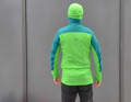 This midlayer is also very long: good because it's warm - bad because there's a lot of material in front of the stomach when you're sitting in a sporty, bent-over position in the saddle.