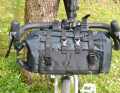 La sacoche de guidon "Front Fellow" se compose d'un support et d'une sorte de sac de rangement. Il peut contenir plus de choses que ce que l'on peut mettre entre certains guidons.