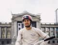 Mit seinem GT Jump Bike bewegt sich der Profi durch die Straßen der kanadischen Metropole, als wären sie sein persönlicher Skatepark.