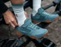 Thanks to the additional Velcro fastening, the shoe sits firmly on the foot.