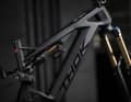 Fox Factory Kashima: The suspension delivers 170 mm travel at the rear. The 38 mm Fox suspension is at the front.