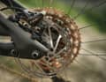 The brake calliper of the EVO X has only two pistons and is therefore slimmer and lighter.