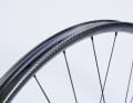 The rounded rim flange, typical of Bike-Ahead, is designed to prevent damage to the carcass in the event of punctures.