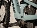 The battery, cable and brake hoses are integrated into the frame for a clean look.