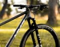 As a classic race hardtail, the MMR Rakish only has 100 millimetres of travel on the fork. A remote lockout is of course also on board.
