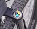 The blue wheel adjusts the compression damping in 12 clicks. Depending on the setting of the black wheel, the golden lever acts as a lockout or platform - depending on how tight you set the lockout.