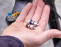 The different bore sizes of the valves regulate the oil flow and thus determine how strong the compression damping is.