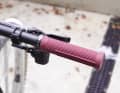 However, the aggressive, sharp-edged and extremely grippy design also has its downsides - especially in terms of comfort. On long and rough descents in particular, the thin grips offer little cushioning and absorb little to no vibrations.
