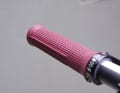 The finely ribbed rubber literally clings to the glove, the sharply cut finger ridges claw into the palms and ensure maximum grip - even if you only hold the handlebars loosely.