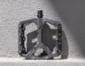 Lots of surface area, little weight: at just 338 grams, the CeraMAG is one of the lightest flat pedals in its class.