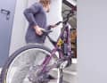 Inconspicuously clever: the integrated carrying handle under the rear makes it easier to handle heavy E-MTBs...