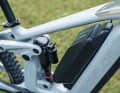 The additional battery, which is located in the frame triangle, delivers a whopping 470 watt hours. Contrary to the illustration, this does NOT fit with a shock with reservoir.
