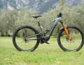 Das Vuca Evo AM2 kommt mit edlem Fox-Factory-Fahrwerk (38er-Gabel) und Shimano-XT-Bremsen. Damit ist es das Highlight der Serie.