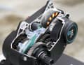 Three times four makes twelve. In addition to the engine, a spur gear with two gearboxes connected in series sits in a very small space in the MGU housing. The result is twelve gears and a spread of 600 per cent.