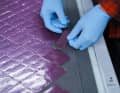 Les fabricants de cadres reçoivent les préimprégnés de carbone sous forme de grands tapis. Ils les découpent ensuite en fonction des besoins individuels.