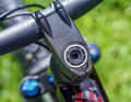 Nice to look at, but annoying in practice: The Fit Stem (shown here without the cap) houses a puzzlingly awkward headset clamp. Good thing: Instead of the blind plug (photo), an optionally available mini-tool can be accommodated in the steerer tube. The Lynx also has a steering lockout limiter.