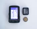 A size comparison with a Wahoo Elemnt shows the minimalist character of the Mini PC Free: it is not much bigger than a two-euro coin.