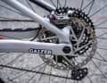In enduro racing, the motto is: brake as little as possible! But when they do, Flo's XTR brakes with 200 Galfer discs do the job.