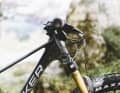 On the new Chrono Carbon DC, Mondraker dispenses with cable routing through the headset and routes the cables classically through the frame into the interior. | Photo; Mondraker