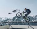 Organising a photo shoot with Danny MacAskill in the 007 area on the Gaislachkogel in Sölden is no easy task. The fact that two helicopters then spectacularly rattle through the picture unplanned is what you would call perfect timing.