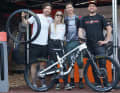 Good Times: Mailo besucht Supporter, hier beim Maxxis-Stand. Der Reifenhersteller zählt zu seinen Sponsoren.