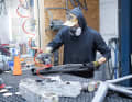 On peut par exemple observer chez Bike Ahead Composites la quantité de travail manuel nécessaire à la fabrication d'un cadre en carbone.