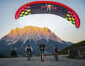 Mit Gleitschirm, E-MTB und Gravel-Bike stellten sich Ines, Patrick und Max (v. links) der Everesting Challenge.