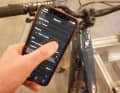 Als Diebstahlschutz lässt sich das Turbo-System per App sperren – ähnlich einer Zwei-Faktor-Authentifizierung. On top zeigt eine Apple-Find-My-Funktion den Standort auf iOS-Geräten in Echtzeit.