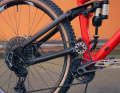 To decouple the chassis from drive influences, the chain on high-pivot bikes runs over an idler pulley close to the pivot point.