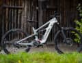 Ines focusses on performance with her Strive:On. With heavy downhill tyres and 220 mm brake discs, her race enduro bike is a little heavier than the standard Canyon version.