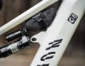 On the enduro stages, racers must be able to help themselves in the event of a defect. Ines keeps her emergency equipment in a small saddle bag under the top tube. A spare inner tube is also stuck to the seat tube and a spare chain link to the brake line.