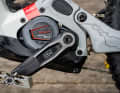 Ines Strive:On is powered by the Bosch CX-Race unit. For the top E-EDR athletes, Bosch has developed an aggressive software setup that gets even more power out of the powerful motor.