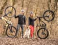 Dauertest-Dream-Team: Franzi, Lukas und Trail-Dog Pino posen gut gelaunt mit ihren noch neuen Test-Bikes. Ob das Canyon Spectral CF 9 und das Liv Intrigue auch nach Monaten im Dreck noch für ein Lächeln sorgen, finden die beiden für uns raus.