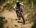 In Loudenvielle hätte es klappen können: Amaury war auf Siegerkurs, doch dann: Sturz. Daher steht noch kein Commencal in der Gold-Bilanz der Elite Männer. Da stehen bisher Frameworks und Canyon.